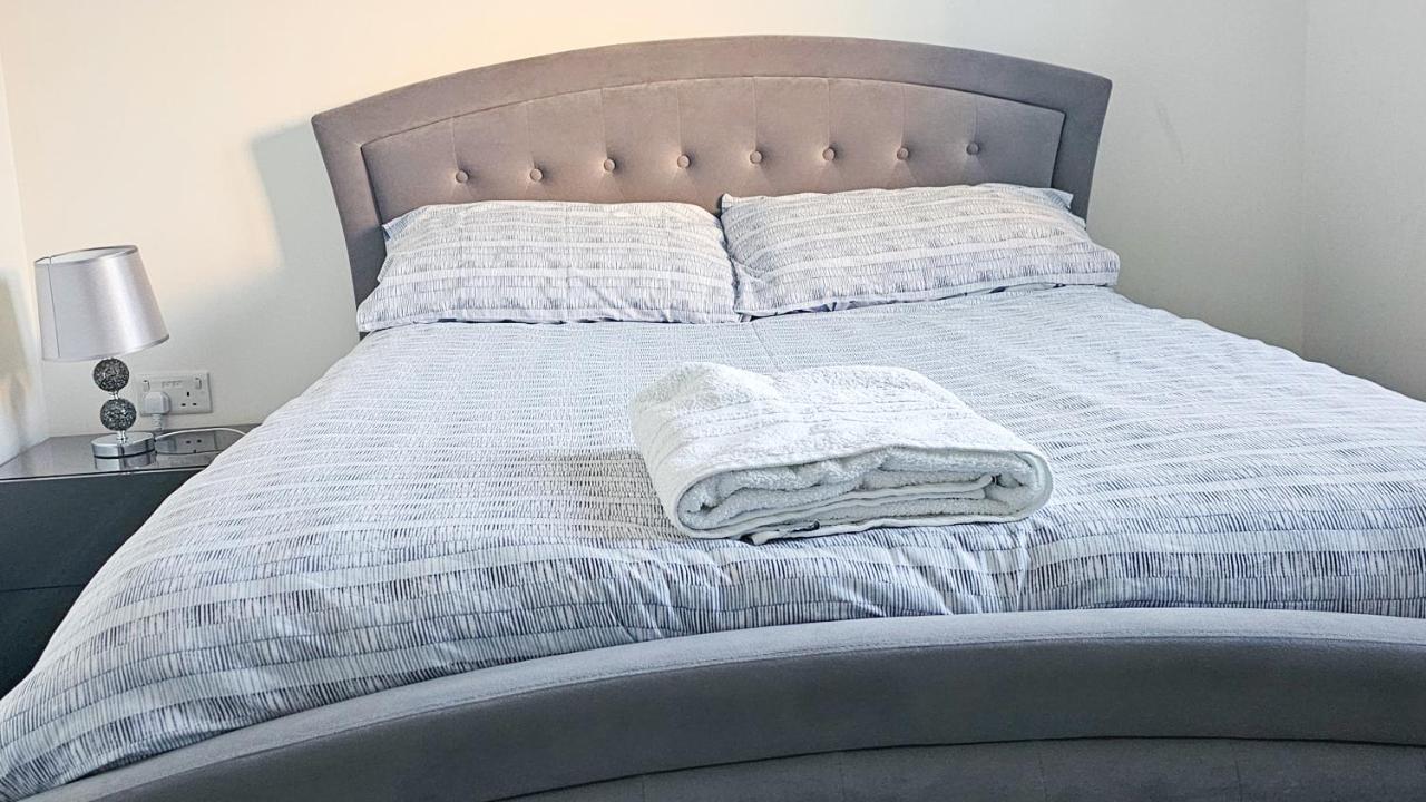 Stunning Two-Bedroom Apartment At A3Ree, Free Parking, Near Cribbs Causeway Mall Bristol Esterno foto