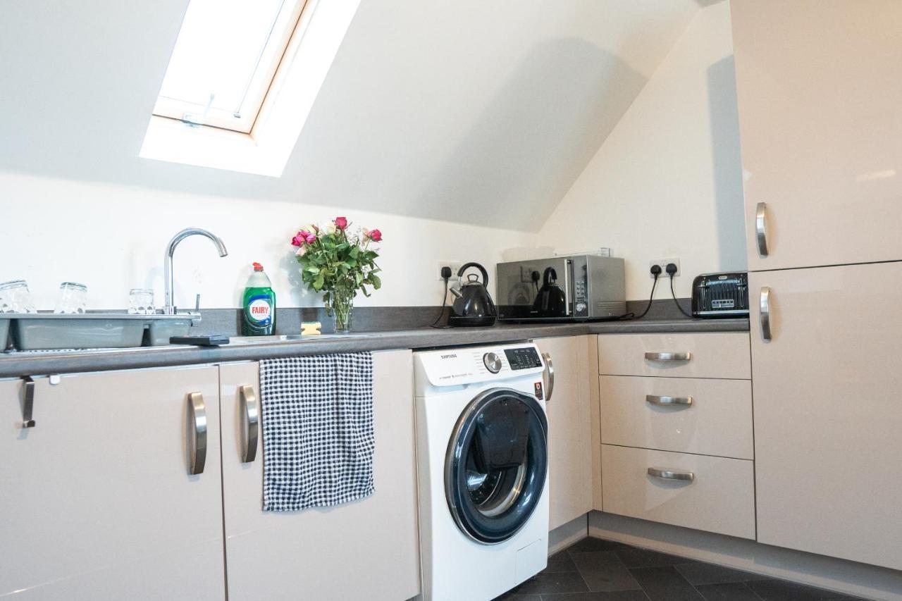 Stunning Two-Bedroom Apartment At A3Ree, Free Parking, Near Cribbs Causeway Mall Bristol Esterno foto